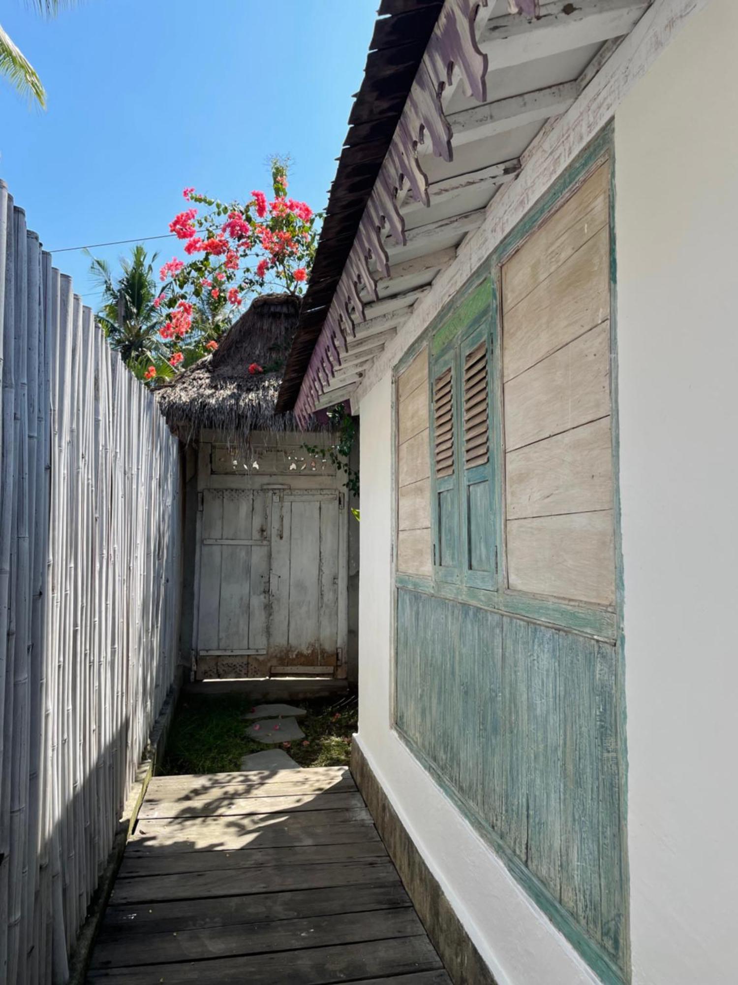 Captain Coconuts Gili Air Exterior photo